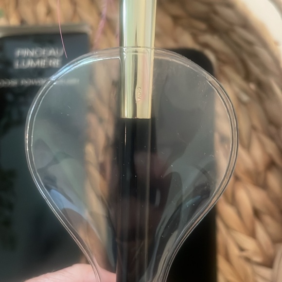 Chanel limited edition ostrich feather Pinceau Lumiere Loose Powder brush. NIB - Picture 4 of 12